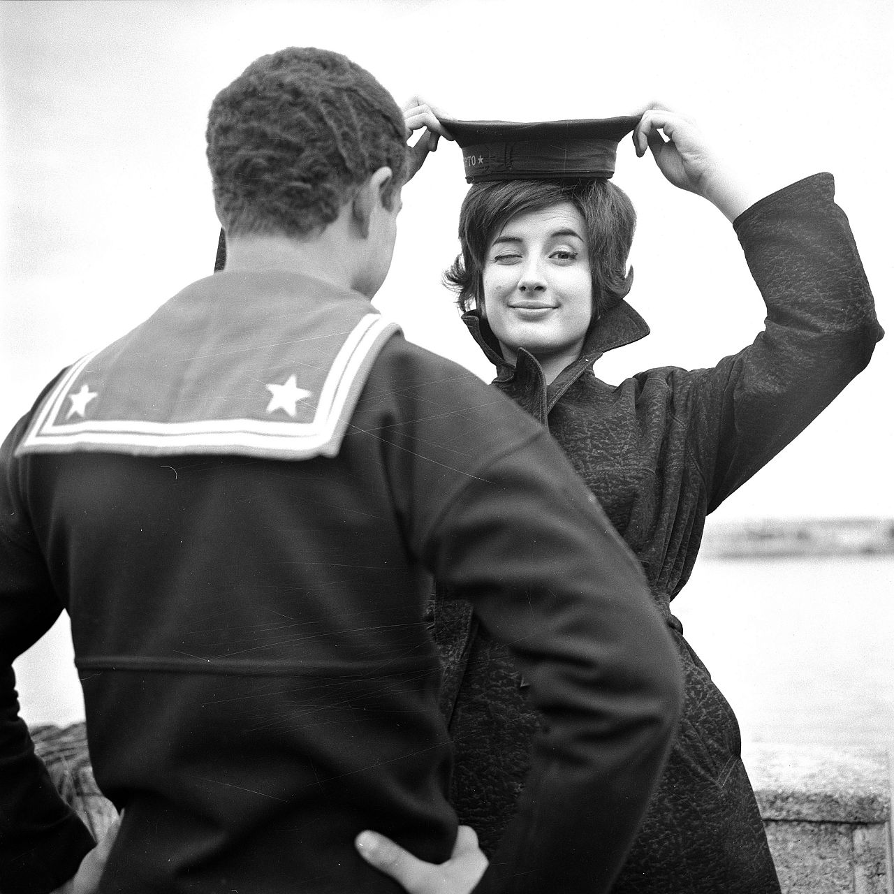 Mina portant une casquette de marin au port de Sanremo lors du Xe Festival, 1960.