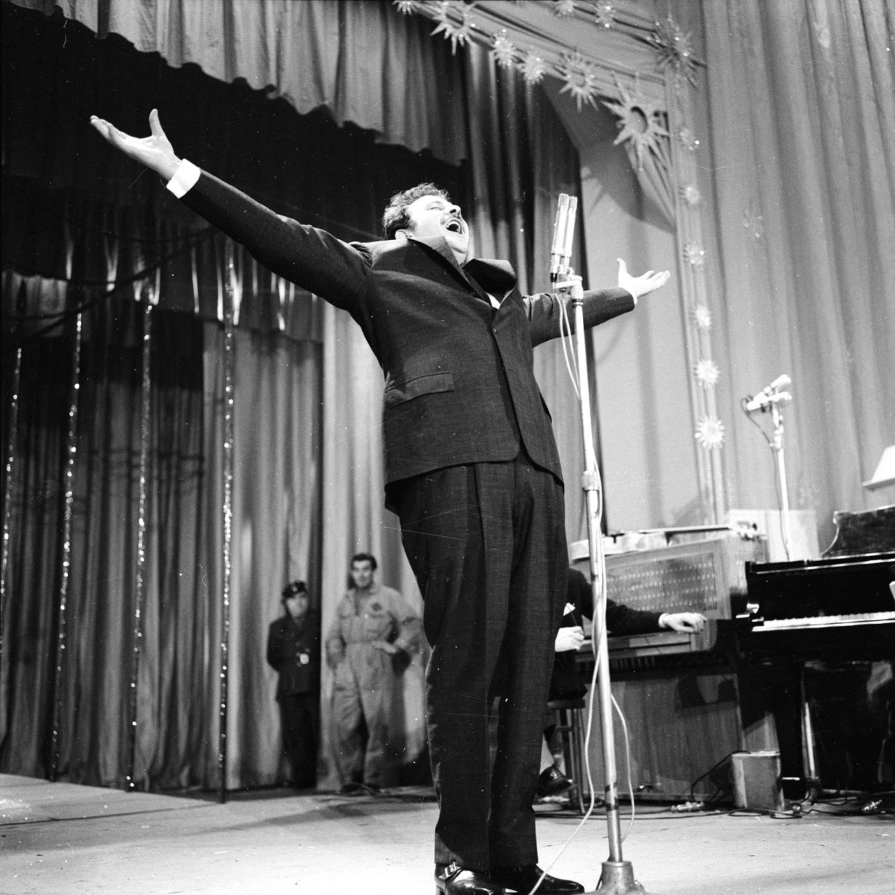 Domenico Modugno lors des répétitions du Xe Festival de Sanremo, 1960.