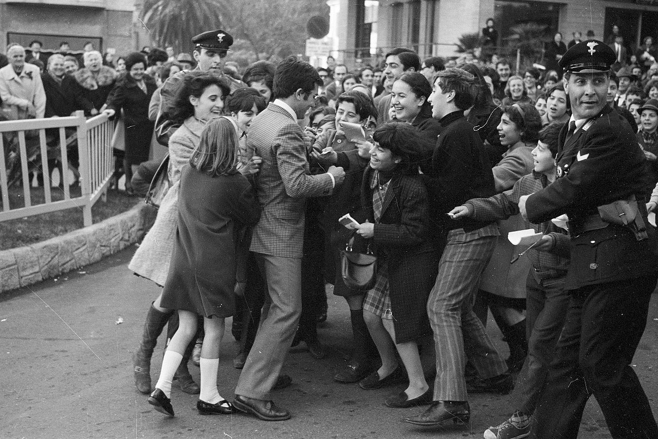 Al Bano entouré de fans devant le Casino lors du 18e Festival de Sanremo, 1968.