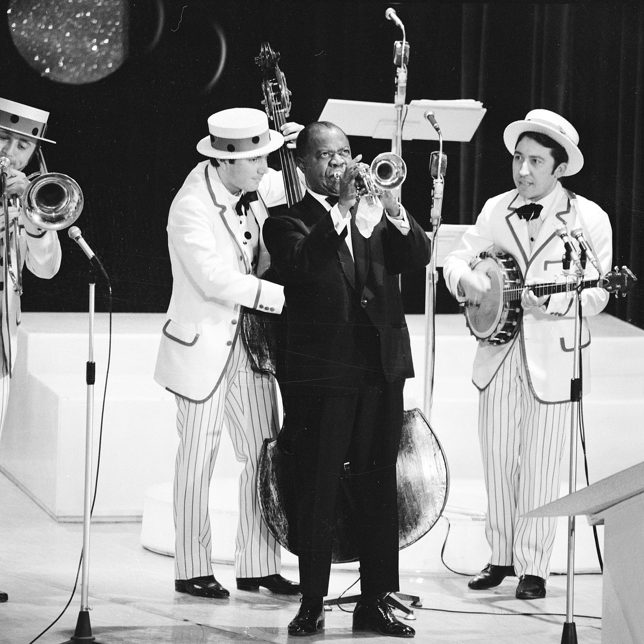 Louis Armstrong sur scène au 18ème Festival de Sanremo auquel il a participé avec la chanson