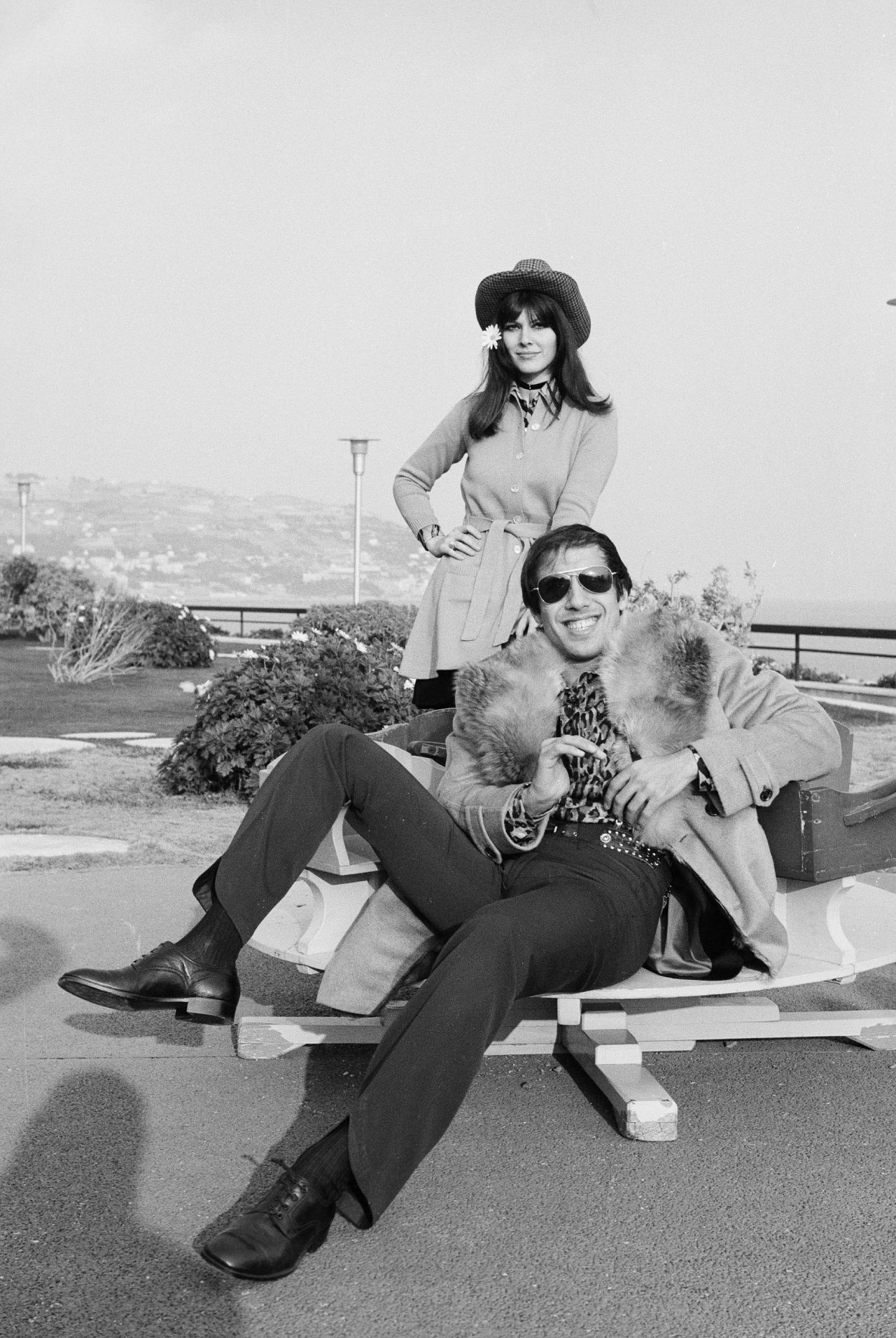 Claudia Mori et Adriano Celentano posant sur le front de mer de Sanremo, le dernier jour du XXe Festival, 1970.