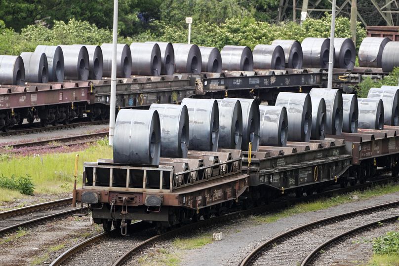 Les bobines d'acier sont prêtes à être transportées dans une aciérie du plus grand producteur allemand Thyssenkrupp Steel Europe à Duisburg, mai 2023.