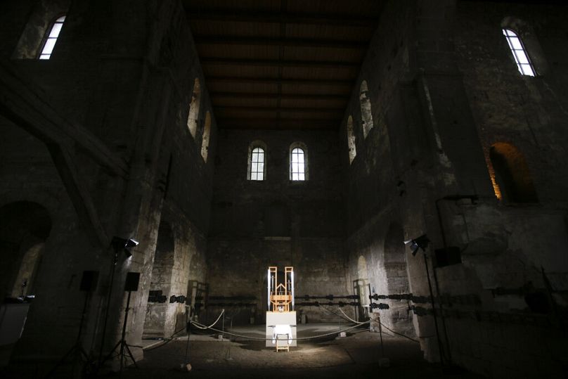 L'orgue en bois spécialement conçu ne comporte que le nombre de tuyaux nécessaire pour jouer les notes clairsemées de la composition.