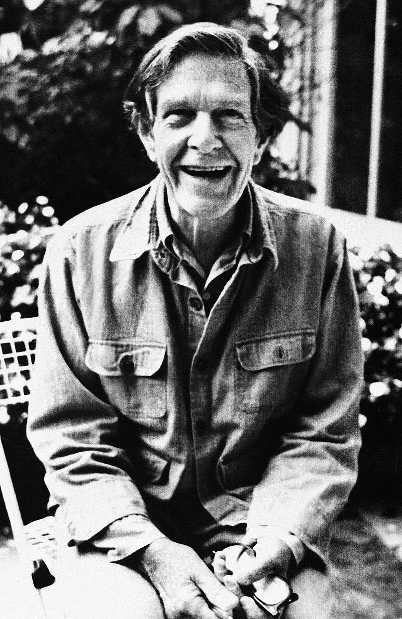 Le compositeur américain John Cage à 70 ans à Paris après avoir reçu la plus haute distinction culturelle française - Commandeur des Arts et des Lettres en 1982.