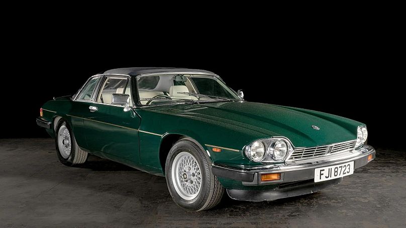 Elizabeth Debicki (dans le rôle de la princesse Diana) : la Jaguar verte Jaguar XJ-SC 3,6 litres Cabriolet de 1987