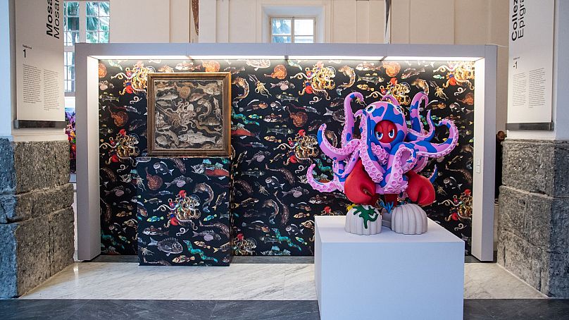 Diverses œuvres de Phillip Colbert exposées aux côtés de la grande mosaïque de homards de Pompéi au Musée archéologique national de Naples