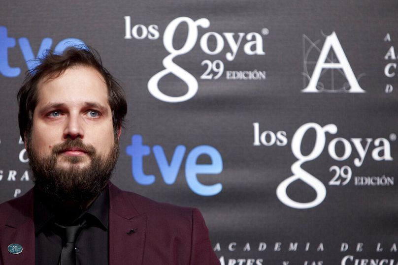 Le réalisateur espagnol Carlos Vermut pose pour les photographes lors de la séance photo de la 29e fête nominée aux Goya Awards au Théâtre Canal de Madrid, Espagne.