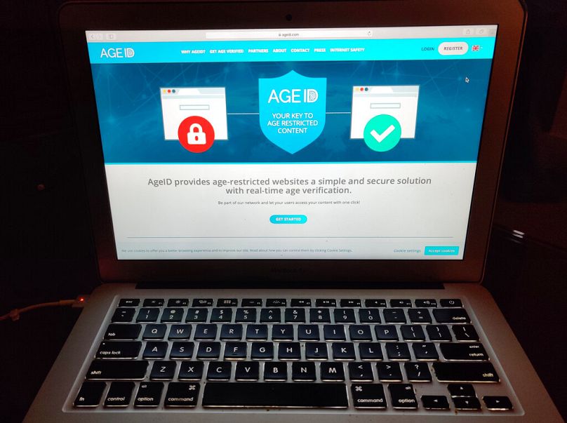 un écran d'ordinateur portable affichant le site Web d'AgeID, un système de vérification de l'âge pour le « blocage du porno » en ligne prévu par le gouvernement britannique