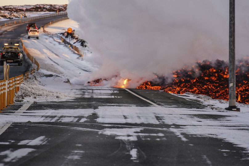 La lave se déverse sur la route de Grindavík, près de la sortie du Blue Lagoon, à Grindavík, en Islande