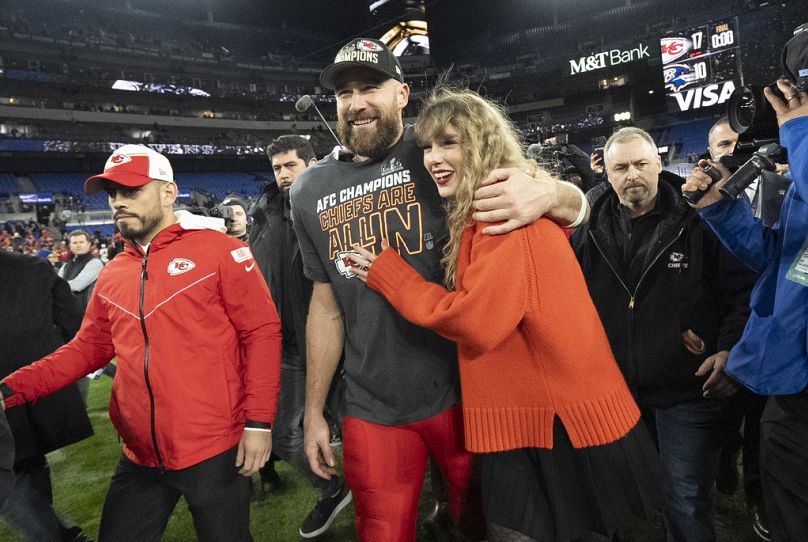Travis Kelce, joueur des Chiefs de Kansas City, et Taylor Swift marchent ensemble après un match de football de la NFL pour le championnat de l'AFC entre les Chiefs et les Ravens de Baltimore le mois dernier.