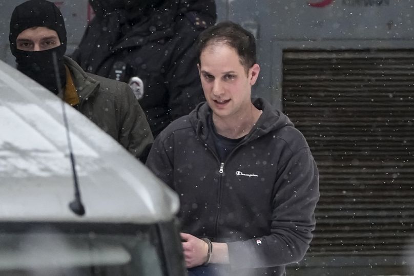 Evan Gershkovich est escorté hors du tribunal de Lefortovsky après l'audience à Moscou, en Russie, le vendredi 26 janvier 2024.