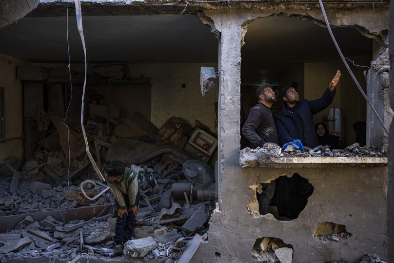 Les habitants de Rafah observent les destructions causées par les frappes israéliennes.