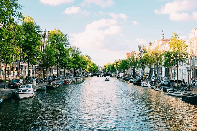 Faites une promenade romantique en solo le long des canaux emblématiques d'Amsterdam