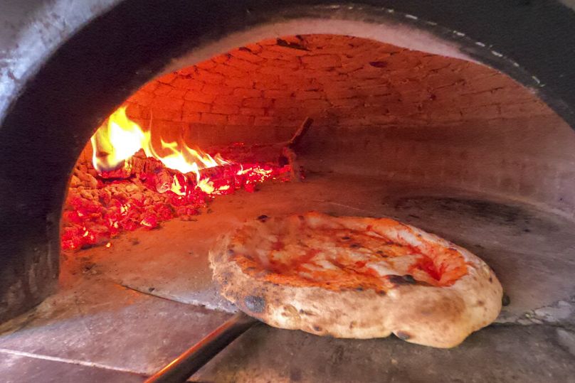 Une pizza seule ? Pourquoi pas! La pizza est cuite dans un four à bois à la pizzeria Caputo à Naples, en Italie