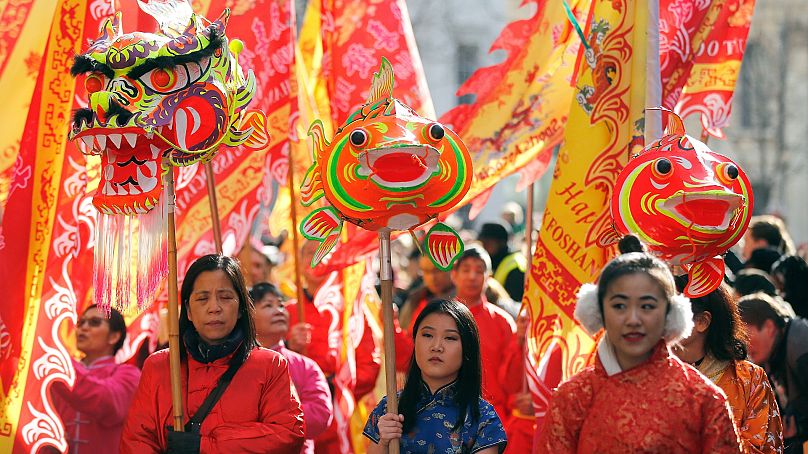 Des personnes en costumes se joignent à un défilé pour marquer le nouvel an chinois, l'année du chien, dans le quartier de Chinatown à Londres