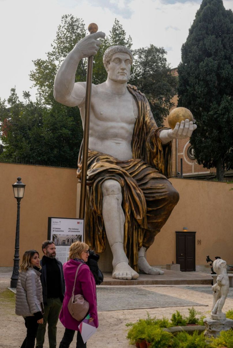 La réplique massive de 13 mètres de la statue de l'empereur romain Constantin dévoilée à Rome, le mardi 6 février 2024.