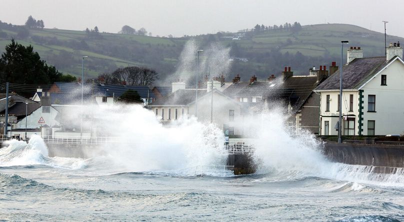 Des vents violents et la mer frappent la route côtière d'Antrim, à Co Antrim, en Irlande du Nord, en décembre 2013.