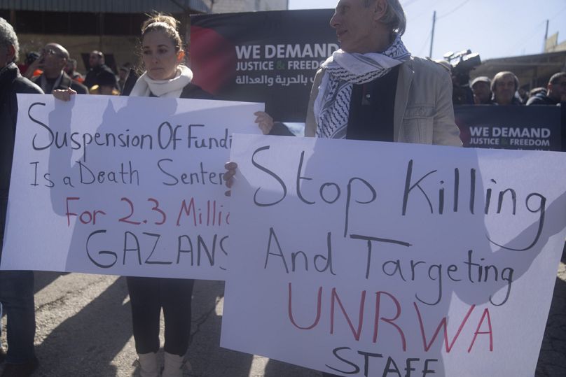Des Palestiniens protestent contre la suspension des fonds de plusieurs pays donateurs à l'UNRWA devant les bureaux de l'Agence à Beitunia, en Cisjordanie, en février 2024.