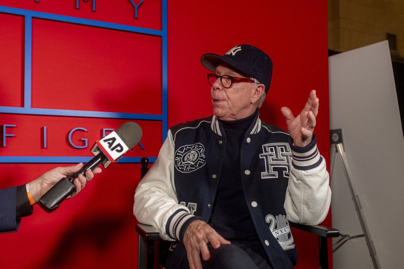 Le créateur Tommy Hilfiger est interviewé par le journaliste d'Associated Press John Carucci avant le défilé Hilfiger de la Fashion Week, le vendredi 9 février 2024, à New York.