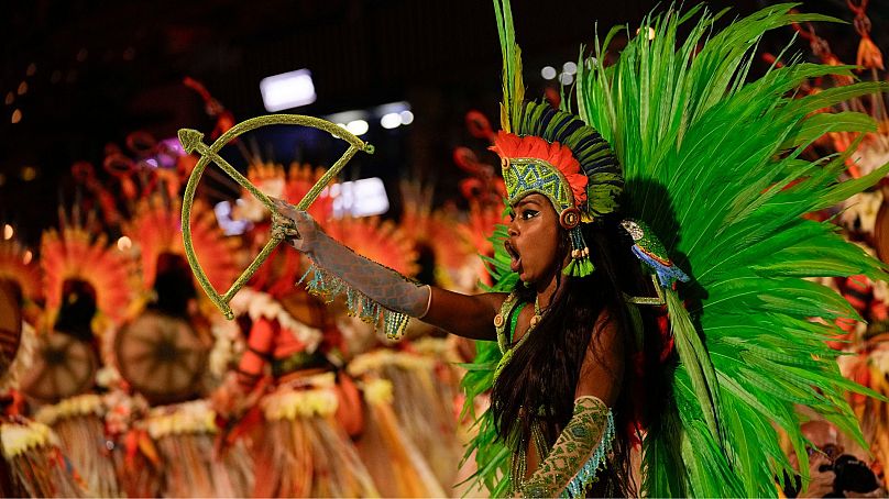 Un artiste de l'école de samba Salgueiro défile lors des célébrations du carnaval au Sambadrome de Rio de Janeiro, Brésil, le 12 février 2024.