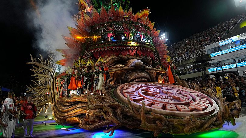 Des artistes de l'école de samba Salgueiro défilent sur un char lors des célébrations du carnaval au Sambadrome de Rio de Janeiro, Brésil, le 12 février 2024.