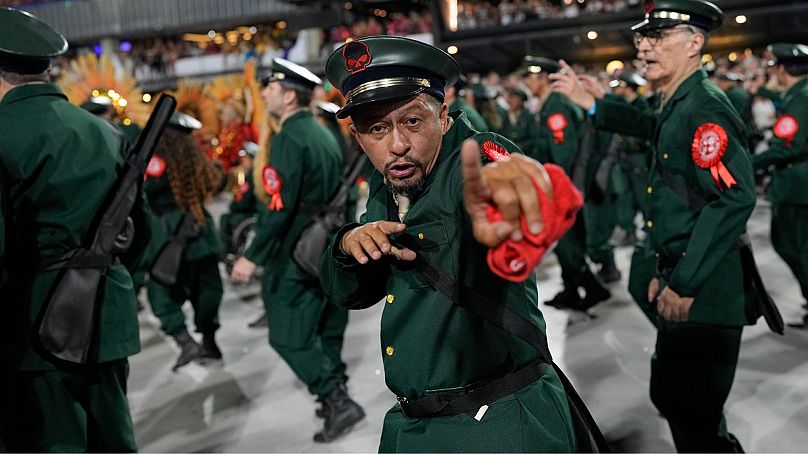 Des artistes de l'école de samba Salgueiro défilent lors des célébrations du carnaval au Sambadrome de Rio de Janeiro, Brésil, le 12 février 2024.