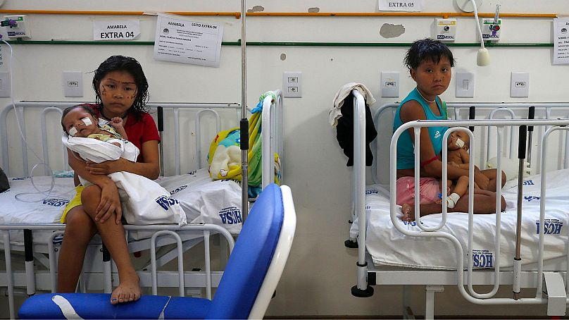 Des femmes Yanomami tiennent leurs bébés et reçoivent un traitement médical à l'hôpital pour enfants Santo Antonio, à Boa Vista, dans l'État de Roraima, au Brésil, le 26 janvier 2023.