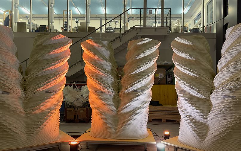 Un test d'éclairage est réalisé sur les huit premières colonnes du Tor Alva en Suisse.