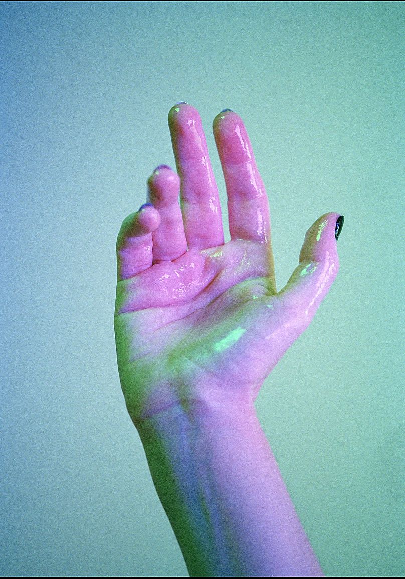 Les couleurs que Szombat utilise dans ses photos sont souvent intentionnelles, dit-elle. Ici, le vert et le violet représentent les couleurs des drapeaux asexués et aromantiques.