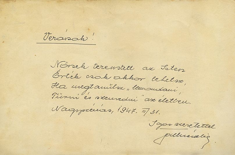 Une page du livre de souvenirs de la grand-mère de Szombat. Ça lit: "Dieu a fait de toi une femme. Tu ne peux devenir une valeur que si tu apprends à te résigner, à souffrir et à tolérer dans la vie."