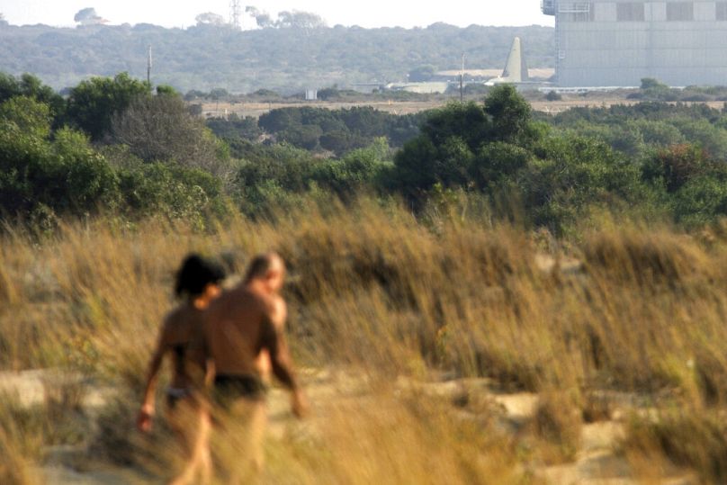 DOSSIER – Un avion est assis sur le tarmac de la base de la Royal Air Force britannique à Akrotiri, à Chypre, le mardi 12 août 2014.