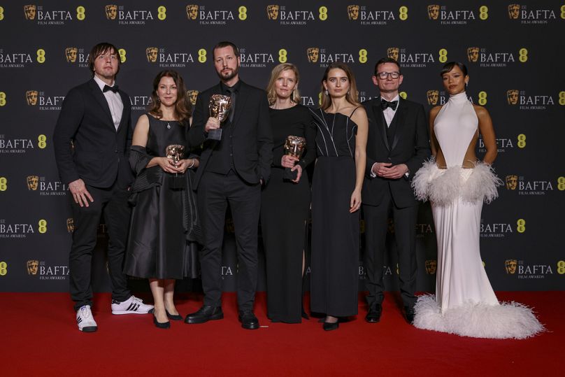 L'équipe de « 20 Days in Marioupol » pose pour les photographes lors du 77e British Academy film Awards, BAFTA's, à Londres.