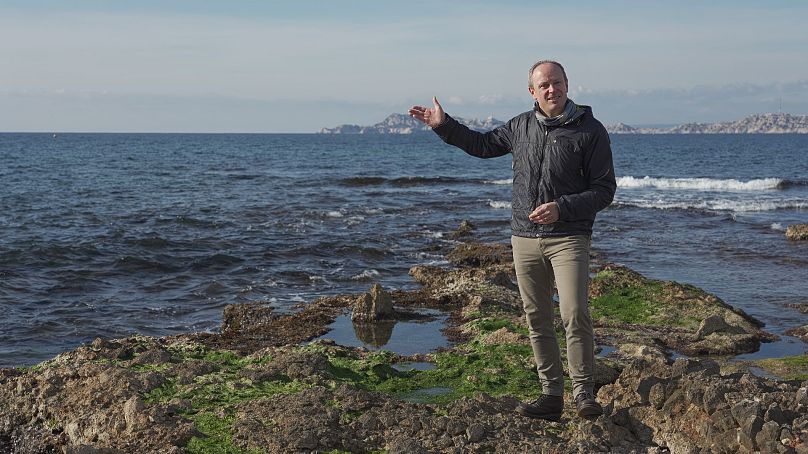 Jeremy Wilks, journaliste de Climate Now, sur la côte à La Pointe Rouge, Marseille, France.