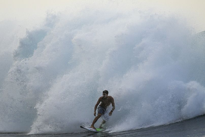 Le surfeur tahitien Kauli Vaast surfe sur une vague à Teahupo'o, Tahiti, Polynésie française. Vaast a appris à surfer sur ces vagues à seulement huit ans.