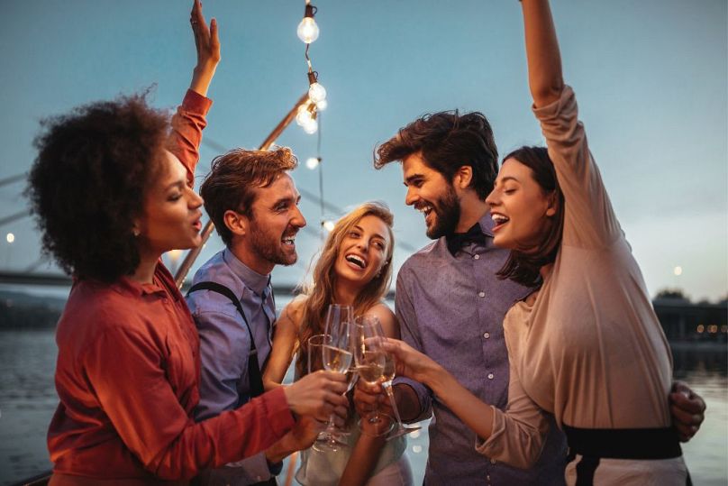 De nombreuses croisières au champagne proposent désormais une réception de bienvenue pour faciliter les rencontres et les rencontres avec les voyageurs solitaires.