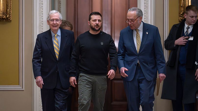 Le président ukrainien Volodymyr Zelenskyy, au centre, avec des membres du Sénat américain lors de sa visite à Washington pour plaider en faveur d'un financement de guerre, décembre 2023.