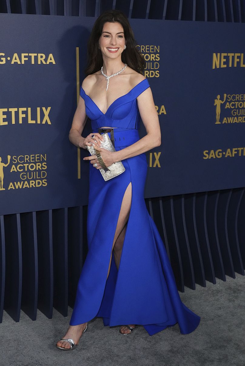 Anne Hathaway à la 30e cérémonie annuelle des SAG Awards à Los Angeles.
