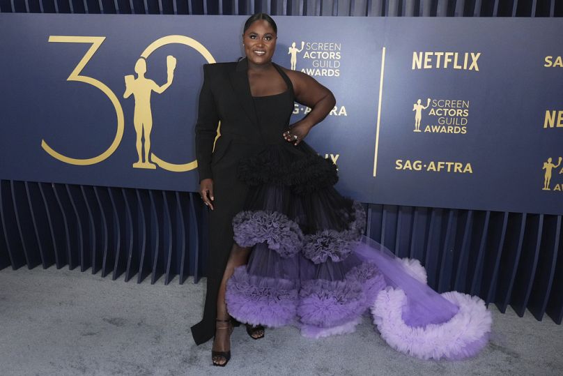 L'acteur Danielle Brooks, qui joue dans « The Color Purple », porte une robe Christian Siriano noire et violette lors de la 30e édition des SAG Awards à Los Angeles.