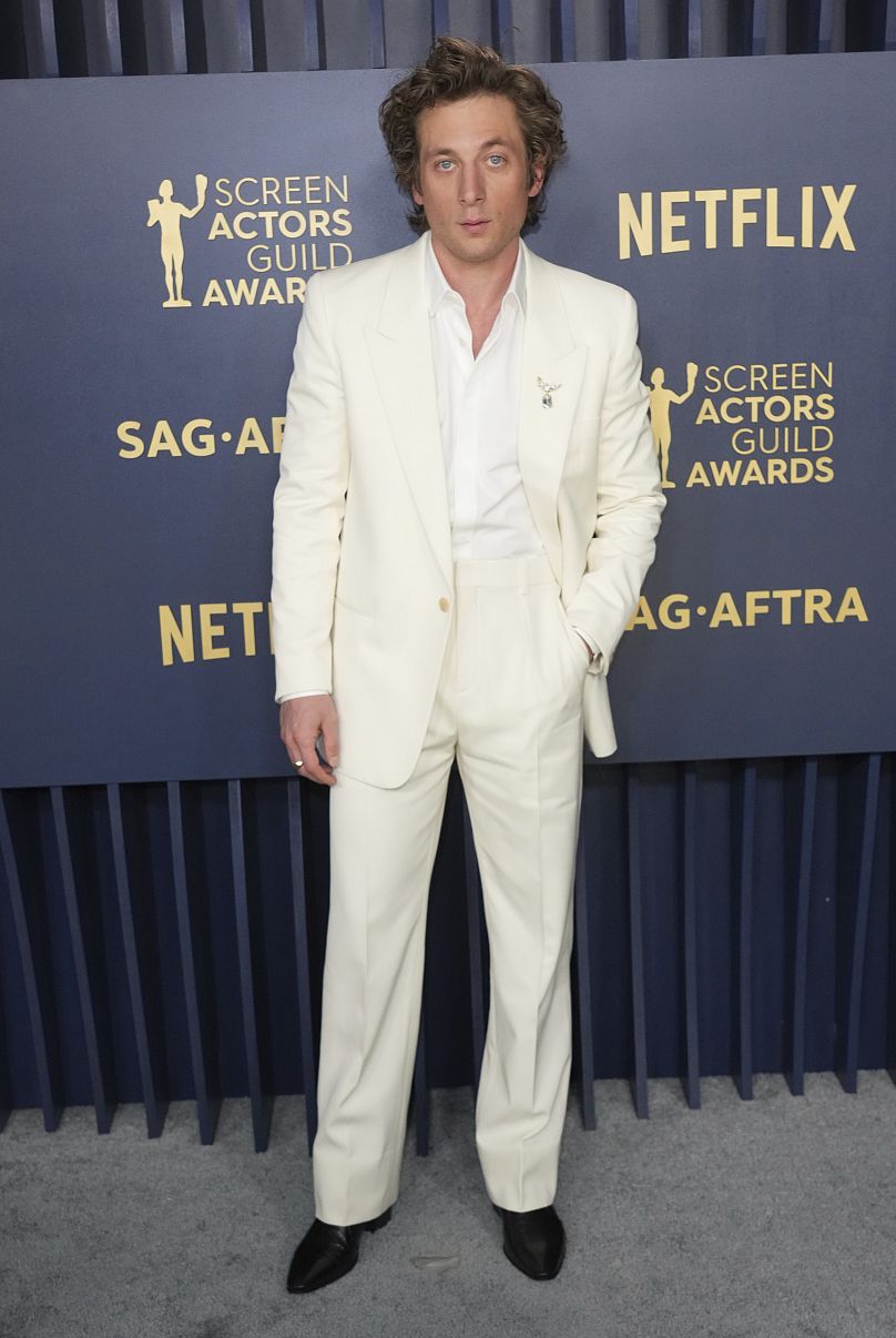 Donnant aux photographes sa signature, Jeremy Allen White a fait une déclaration dans son costume Saint Laurent entièrement blanc.