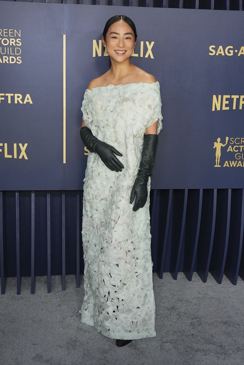 Greta Lee à la 30e édition des SAG Awards à Los Angeles.