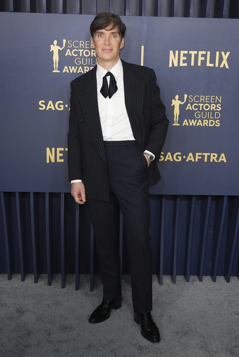 Cillian Murphy a opté pour un look moderne avec un costume à fines rayures Saint Laurent lors de la 30e édition des SAG Awards à Los Angeles.