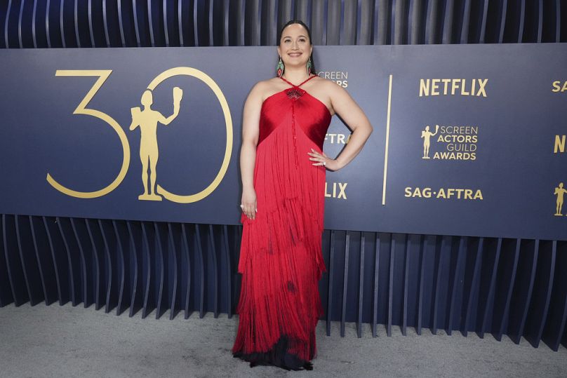 Lily Gladstone, lauréate du SAG Award de la meilleure performance féminine dans un film dramatique, dans une robe rouge chatoyante de Georgio Armani.