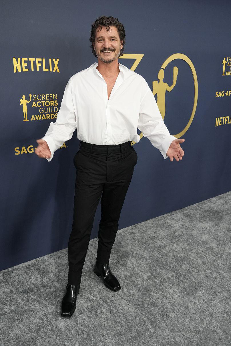 Pedro Pascal, lauréat du SAG Award du meilleur acteur dans une série dramatique, lors de la 30e édition des SAG Awards à Los Angeles.