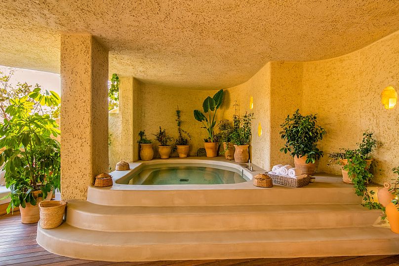 La Cave Royale dispose également d'un jacuzzi privé.