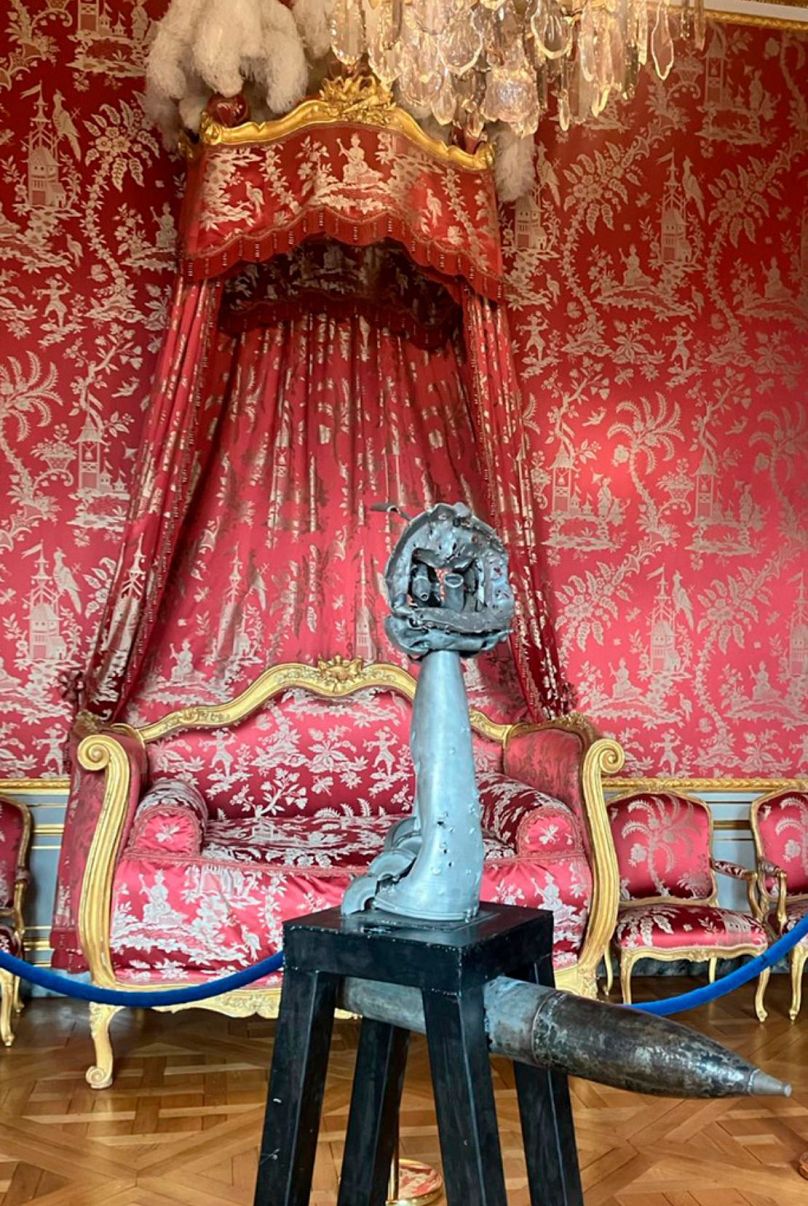 Une sculpture de l'Ukrainien Mikhaïl Reva est photographiée le 22 février 2024 à Paris.