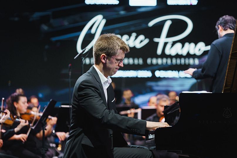 6ème place Marek Kozák se produisant au concours de piano classique à Dubaï