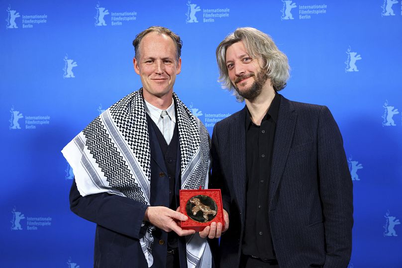 Guillaume Cailleau et Ben Russell posent avec le prix Encounters du meilleur film pour