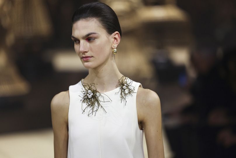 Un mannequin porte une création de la collection prêt-à-porter Christian Dior automne-hiver 2024-2025 présentée mardi 27 février 2024 à Paris.