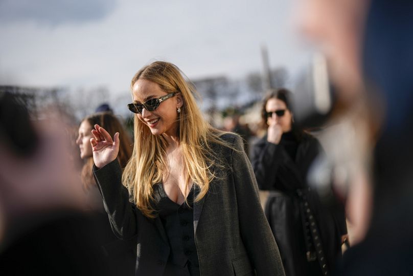 Jennifer Lawrence arrive à la collection prêt-à-porter automne-hiver 2024-2025 de Christian Dior