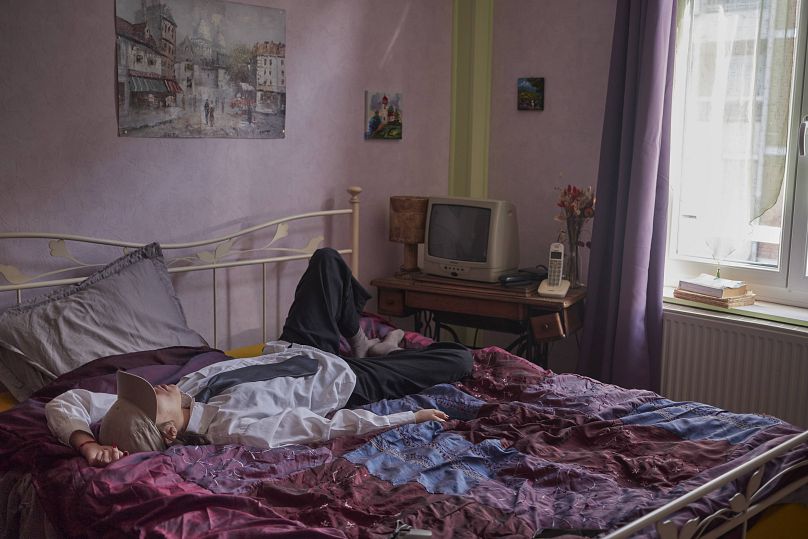 Aaliyah allongée sur le lit de sa grand-mère.